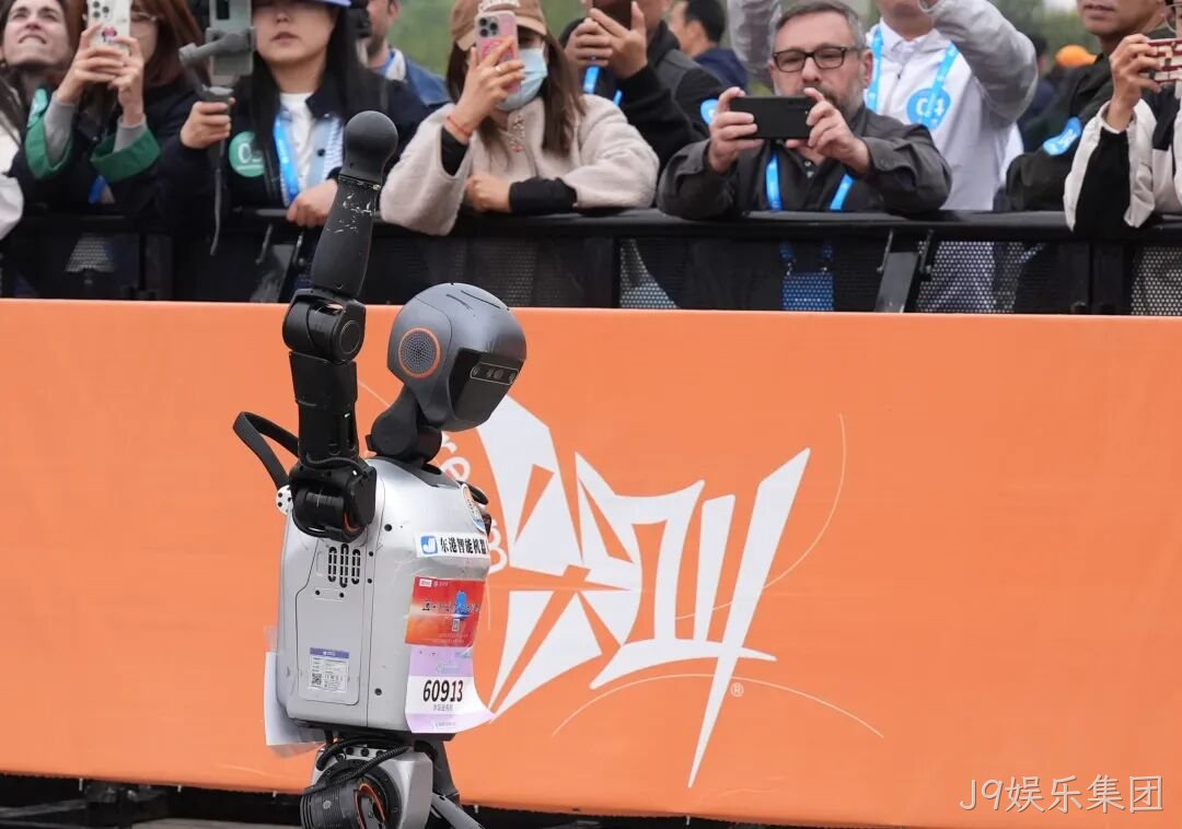 全球首个，人形机器人“跑团”在亦庄！2025北京亦庄半程马拉松暨人形机器人半程马