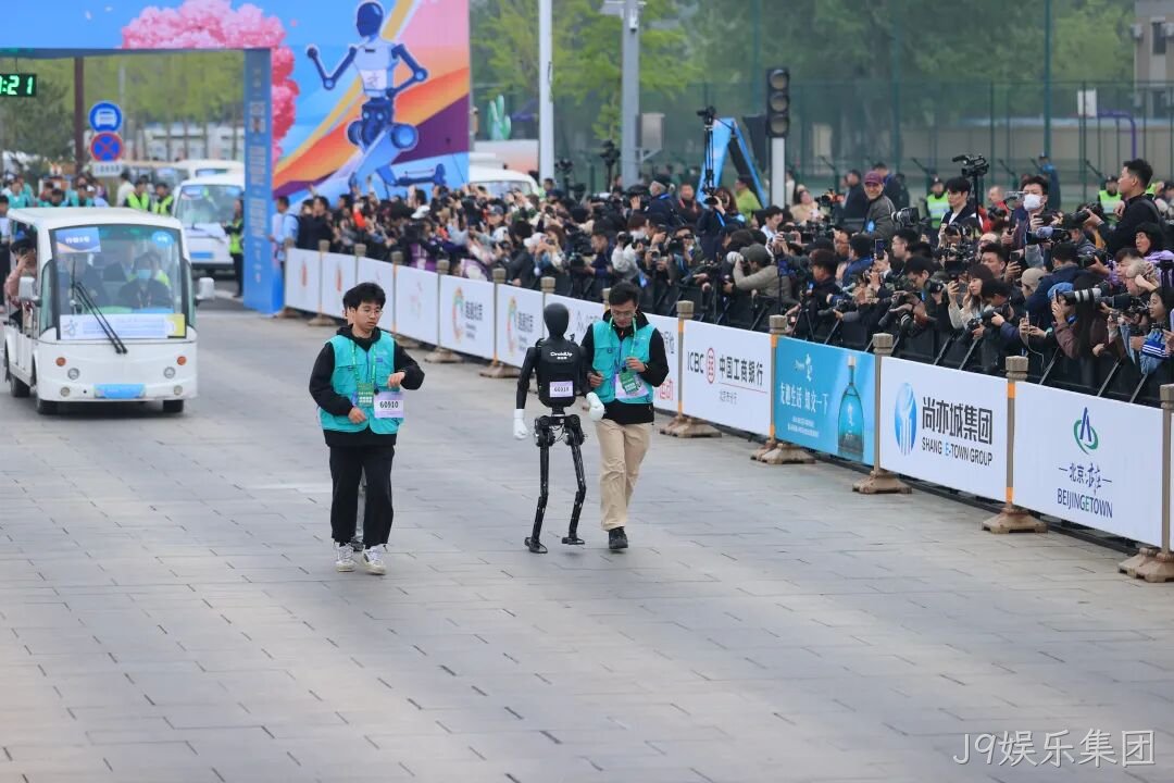 全球首个，人形机器人“跑团”在亦庄！2025北京亦庄半程马拉松暨人形机器人半程马